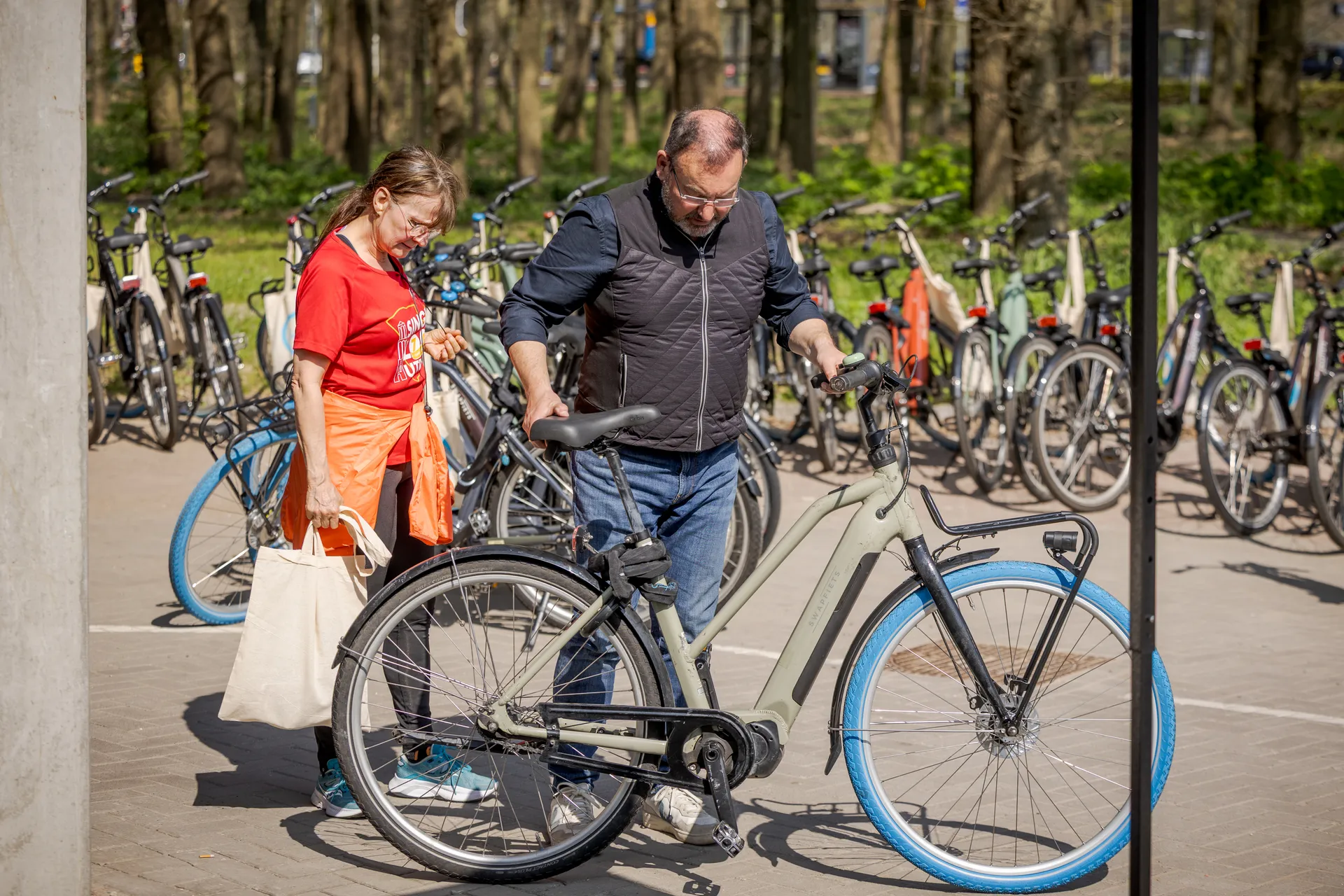 Er worden elektrische fietsen uitgedeeld tijdens de werkzaamheden aan de a12.