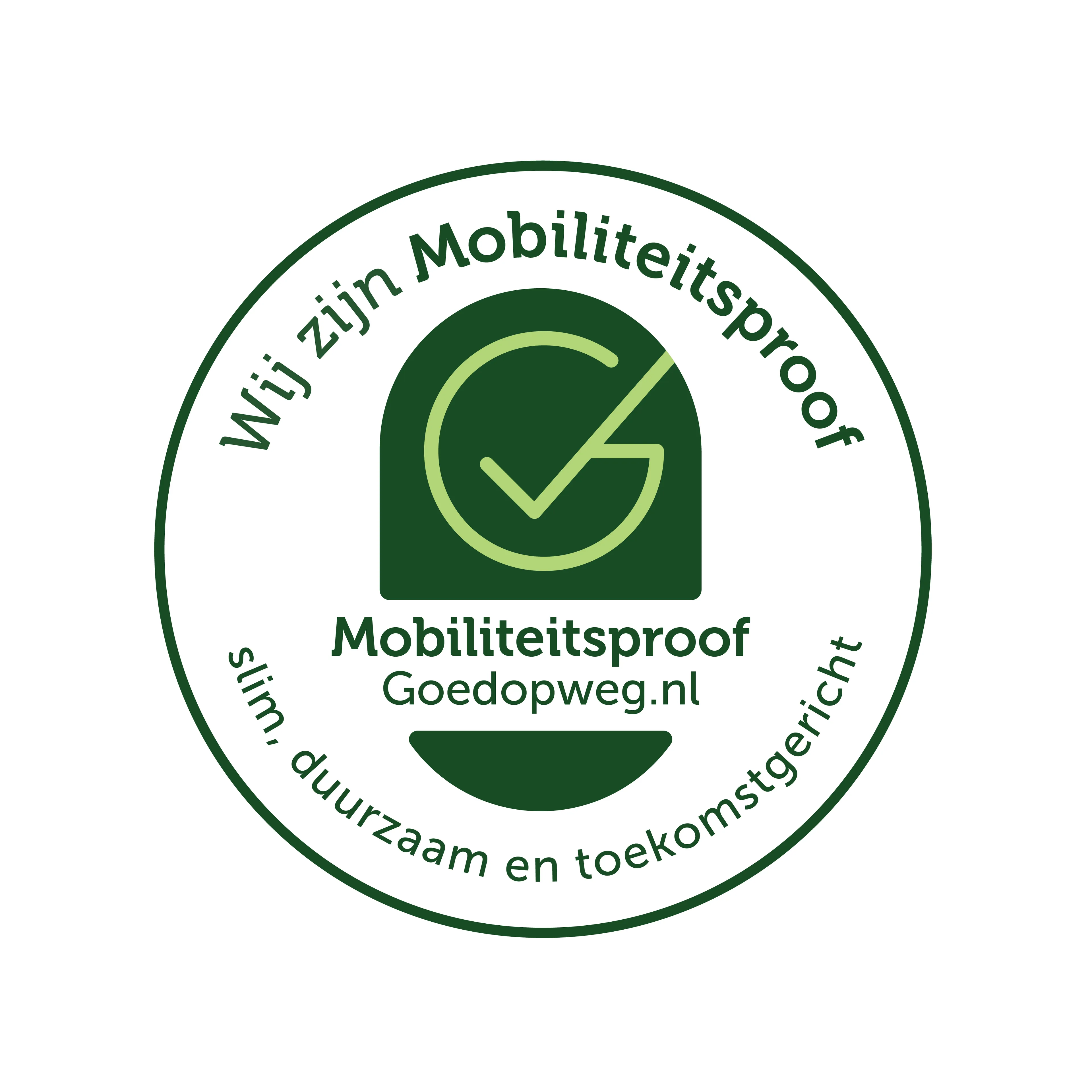 Mobiliteitsproof is een rond zegelvormig logo met een donkergroene rand en bijbehorende tekst langs de buitenring, en een middenafbeelding met een donkergroen pictogram waarin een lichtgroene cirkel met vinkje is verwerkt. Daaronder staan centraal de woorden “Mobiliteitsproof” en “Goedopweg.nl”, met een donkergroene halve cirkel als grafisch accent onderaan.