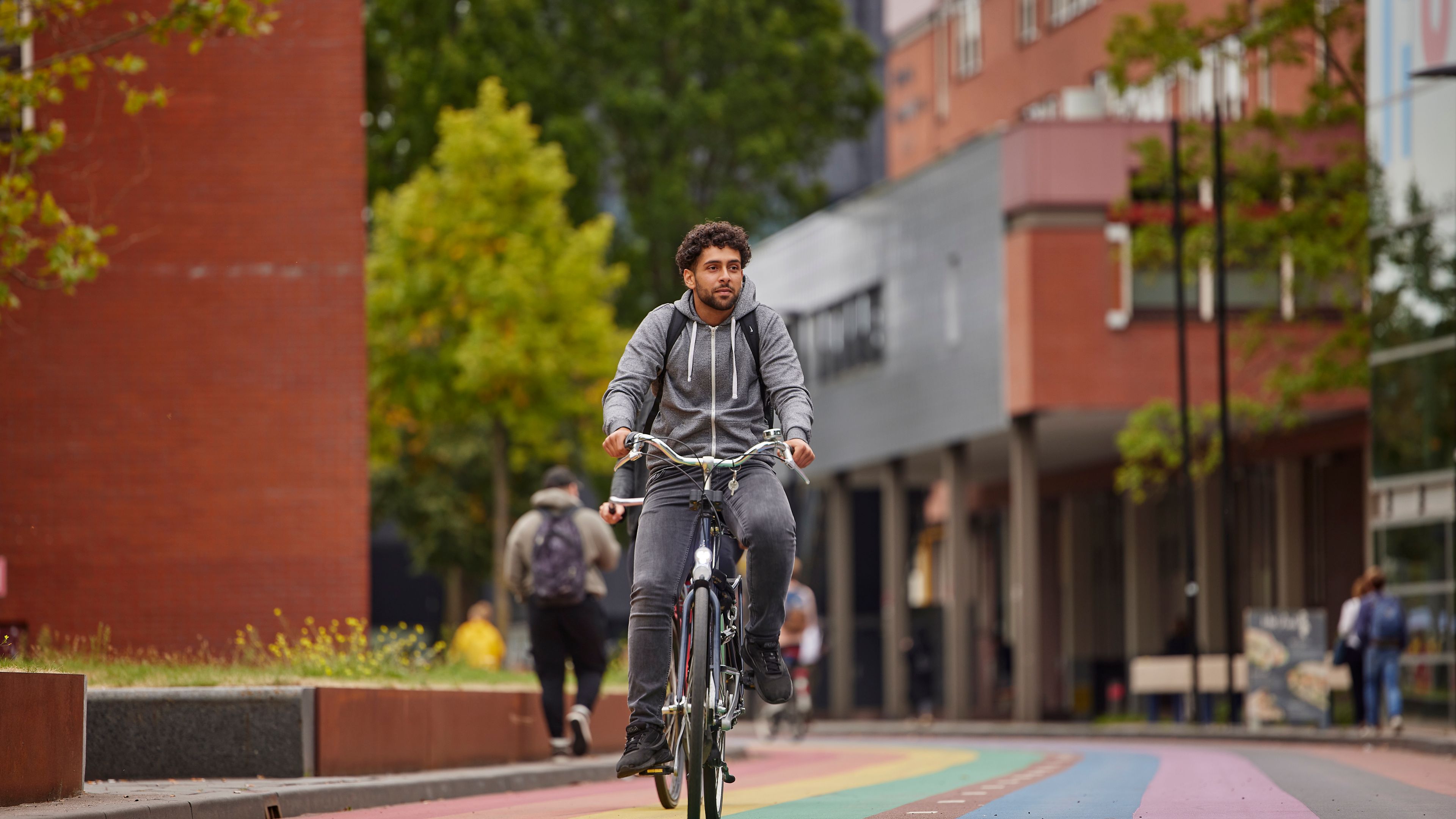 Een fietser rijdt over een fietspad door de stad