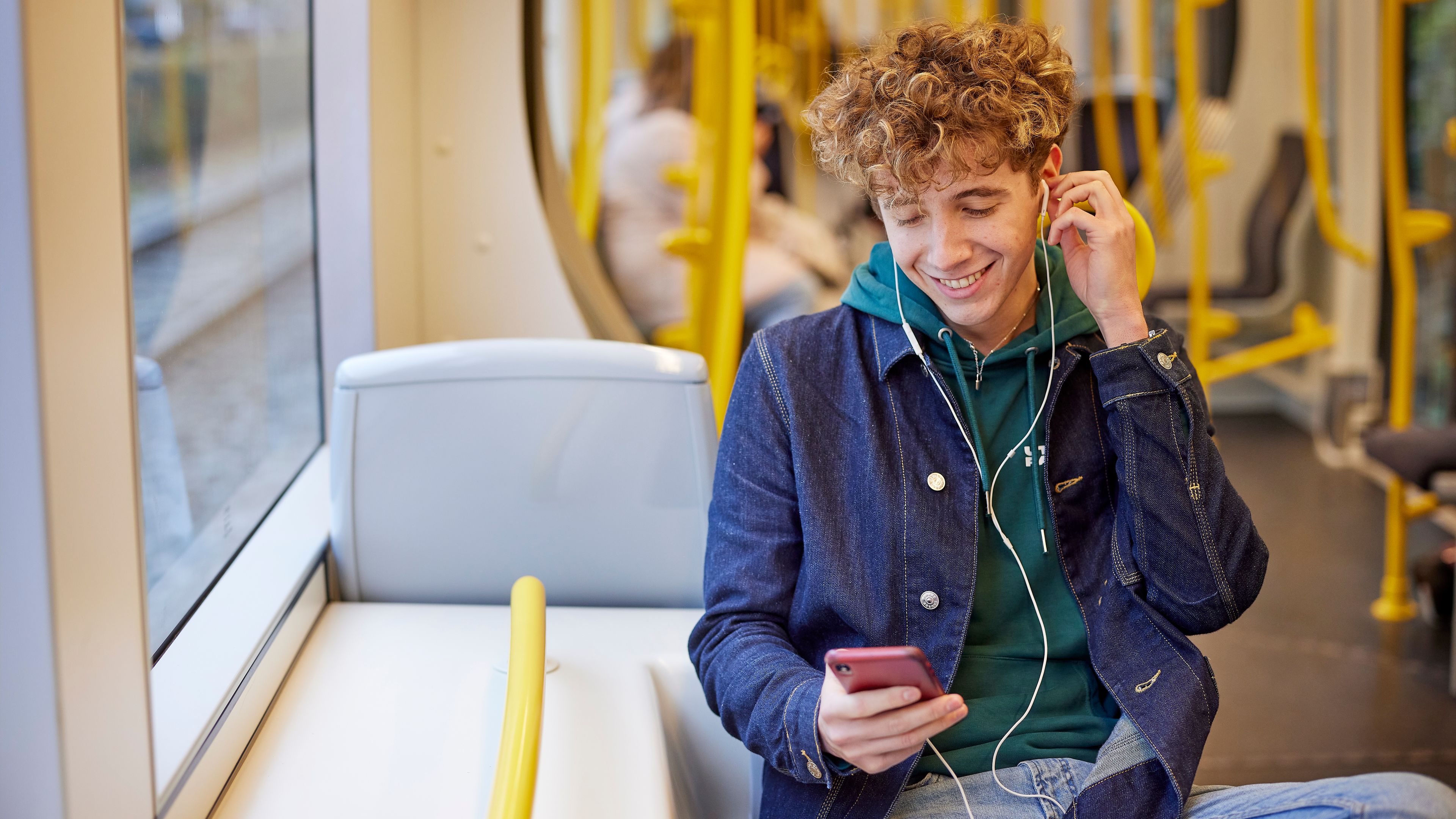 Student die aan het bellen is in de tram