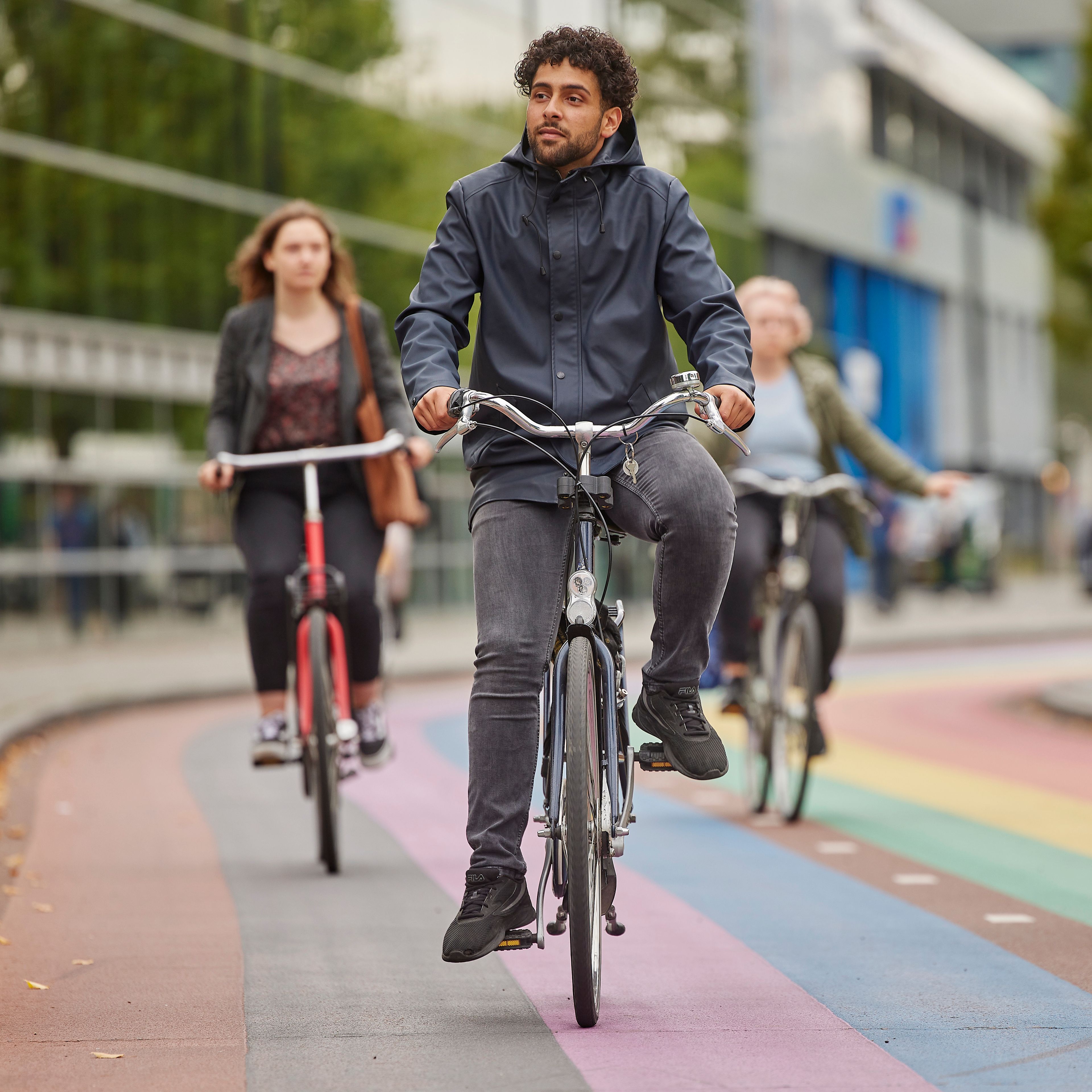 Meerdere fietsers rijden over een fietspad door de stad