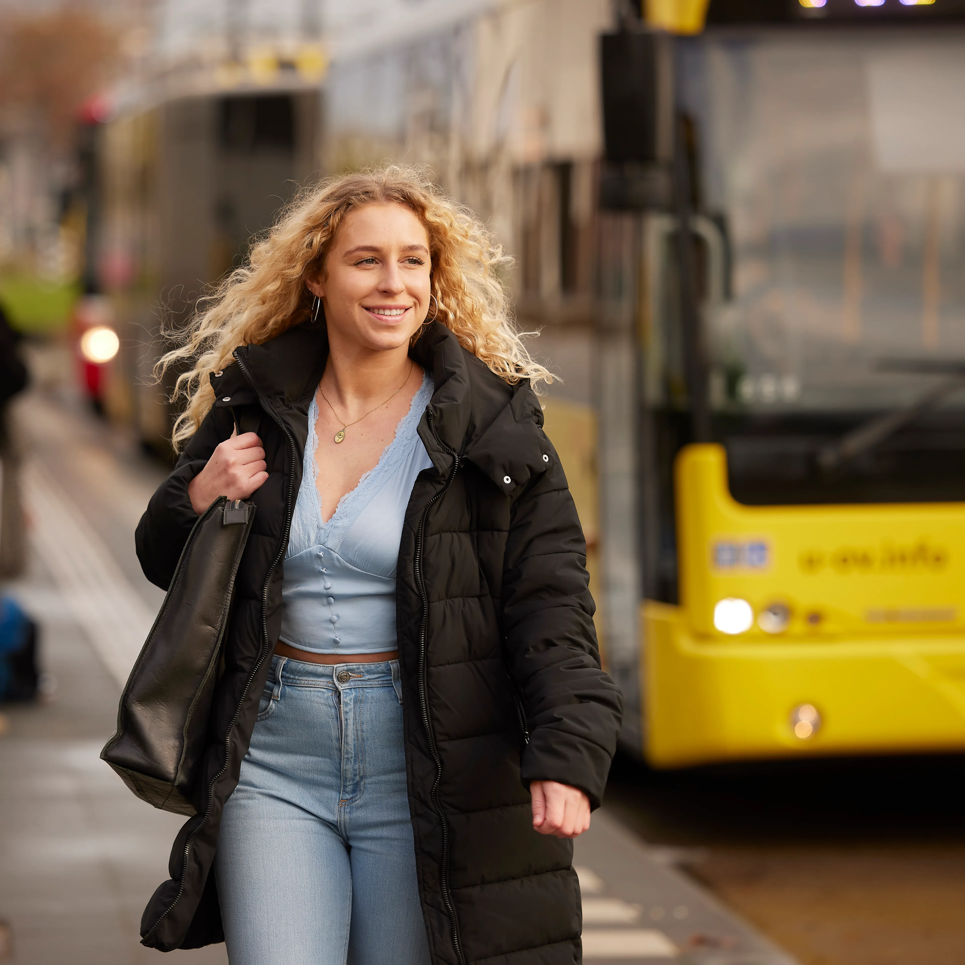 Vrouw die de bus uitstapt