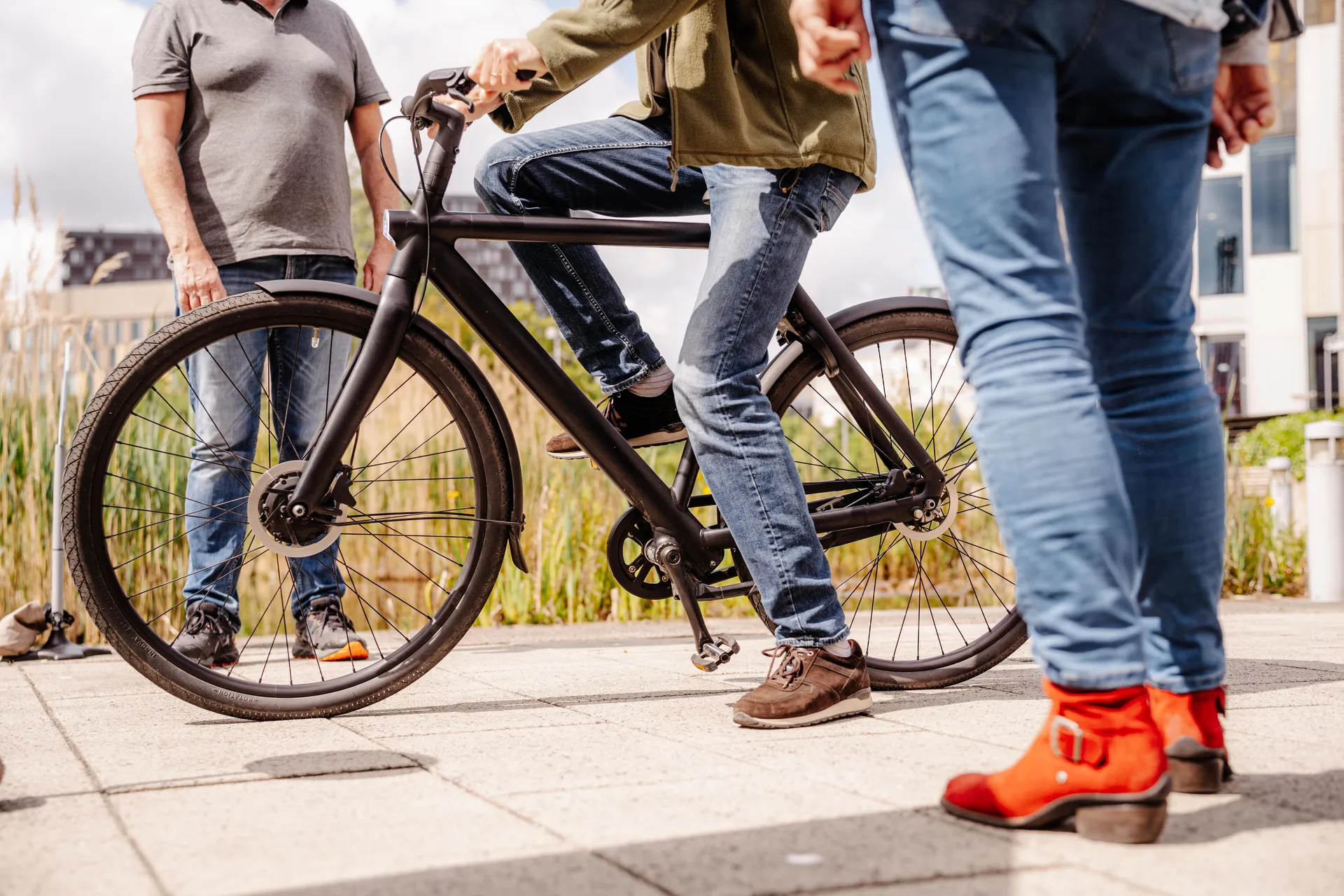 Een medewerker probeert een elektrische fiets uit.