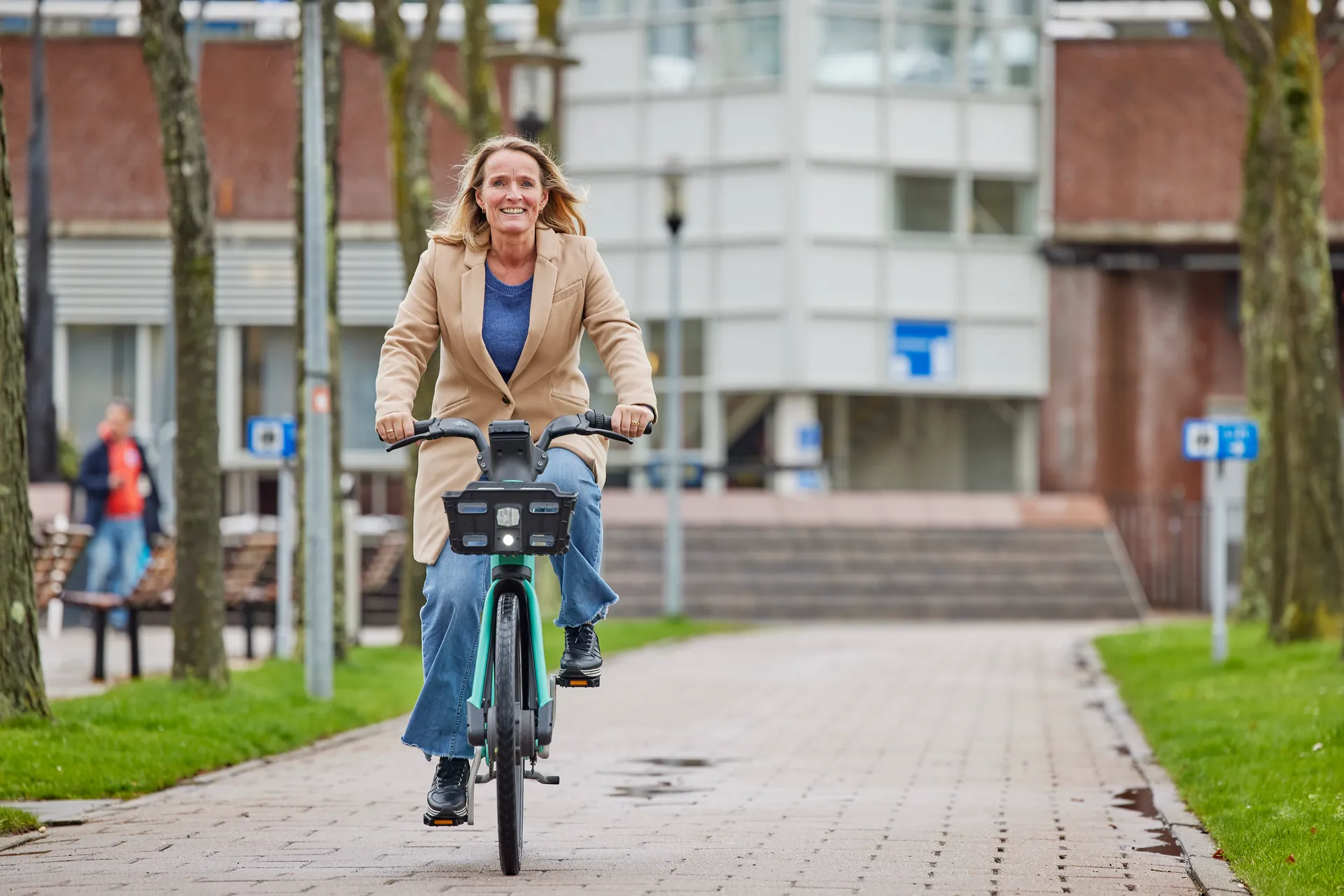 Vrouw op deelfiets