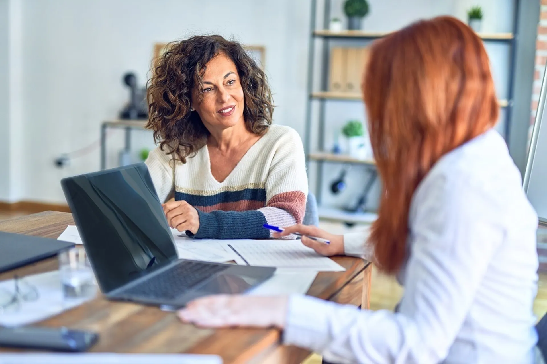 Twee collega's met elkaar in gesprek