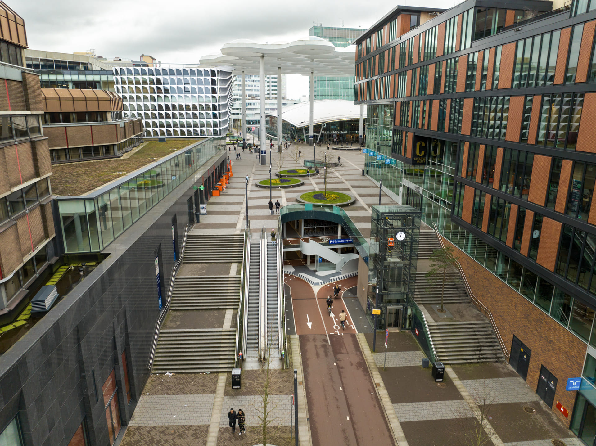 Drone beeld van bovenaf gemaakt van het Stationsplein