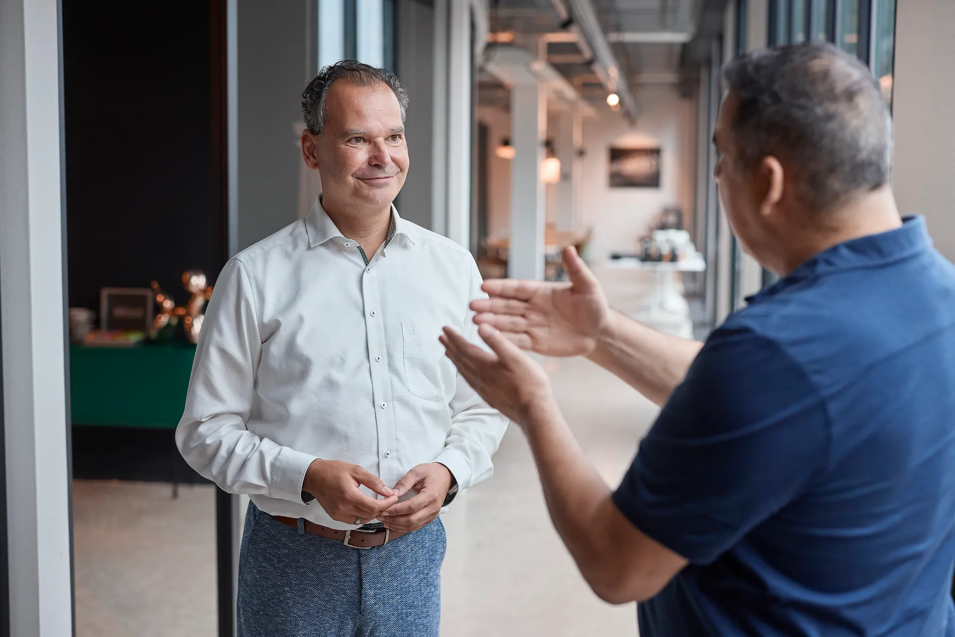 Twee collega's zijn met elkaar in gesprek