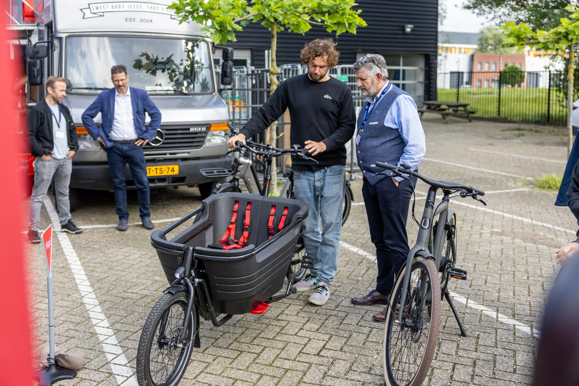 Twee mannen staan met een elektrische bakfiets