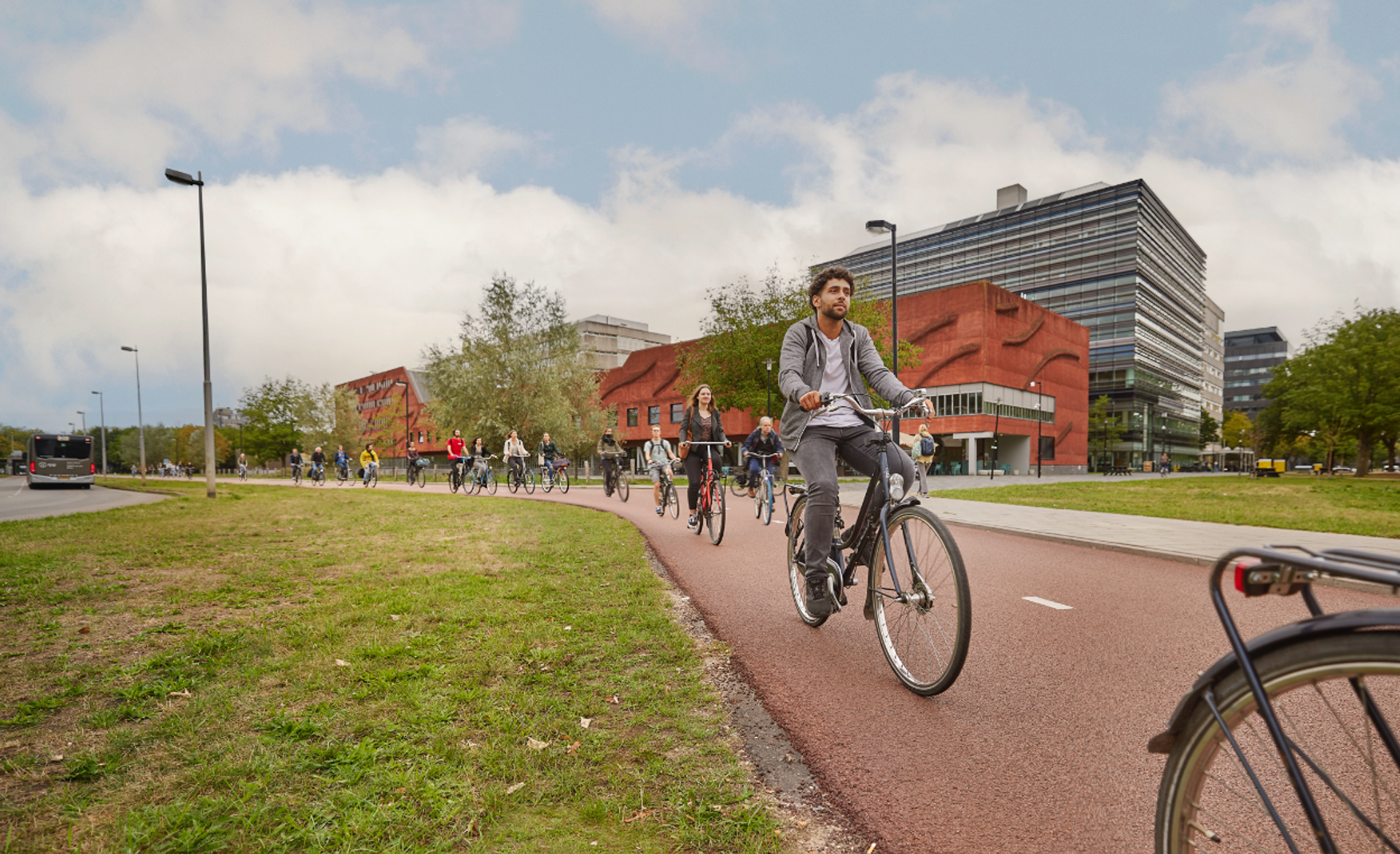 Een groep fietsers, fietst op het Utrecht Science park