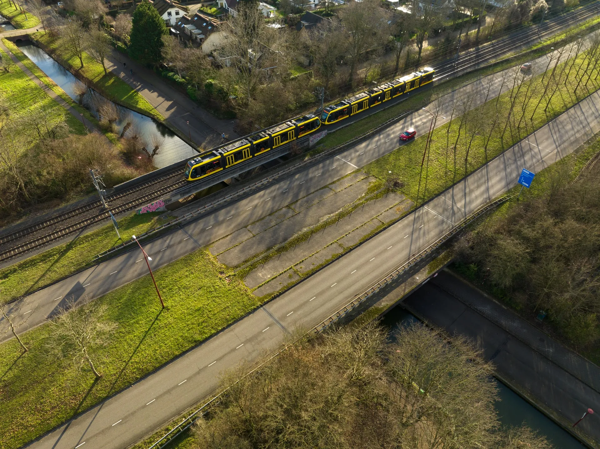 Een dronefoto van een rijdende tram door IJsselstein
