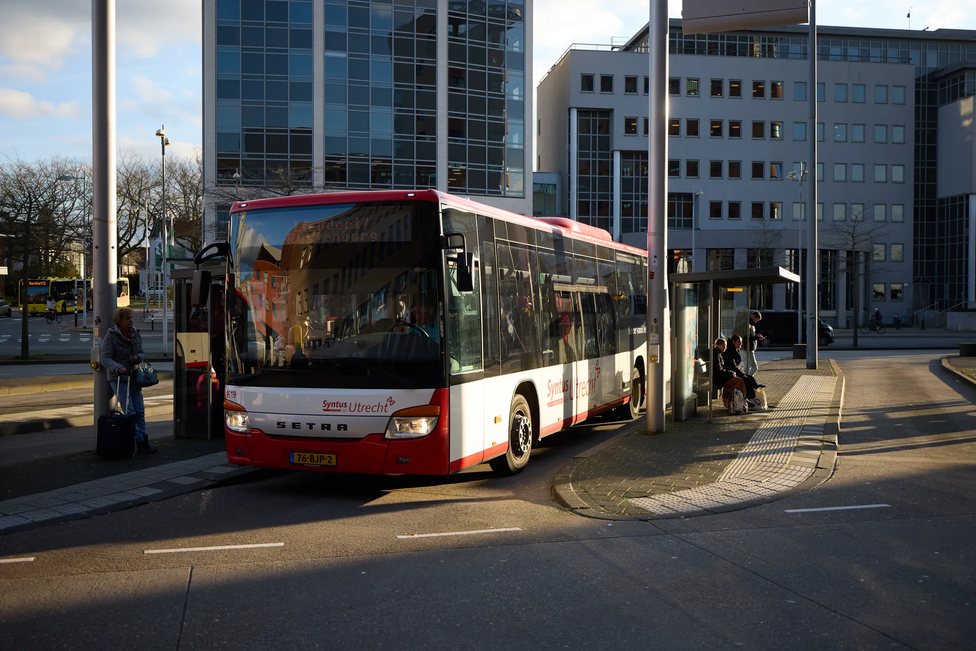 Je ziet een bus bij de bushalte van Amersfoort Centraal