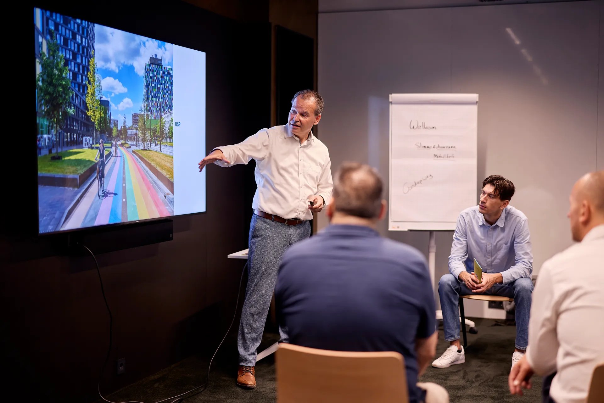 Gebiedsregisseur bij Goedopweg geeft presentaties aan 3 werkgevers