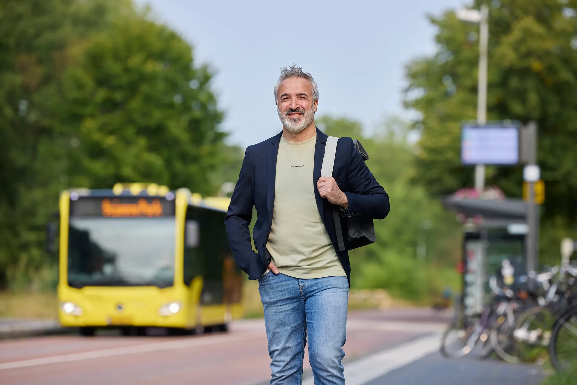 Man loopt weg bij een bushalte in Utrecht