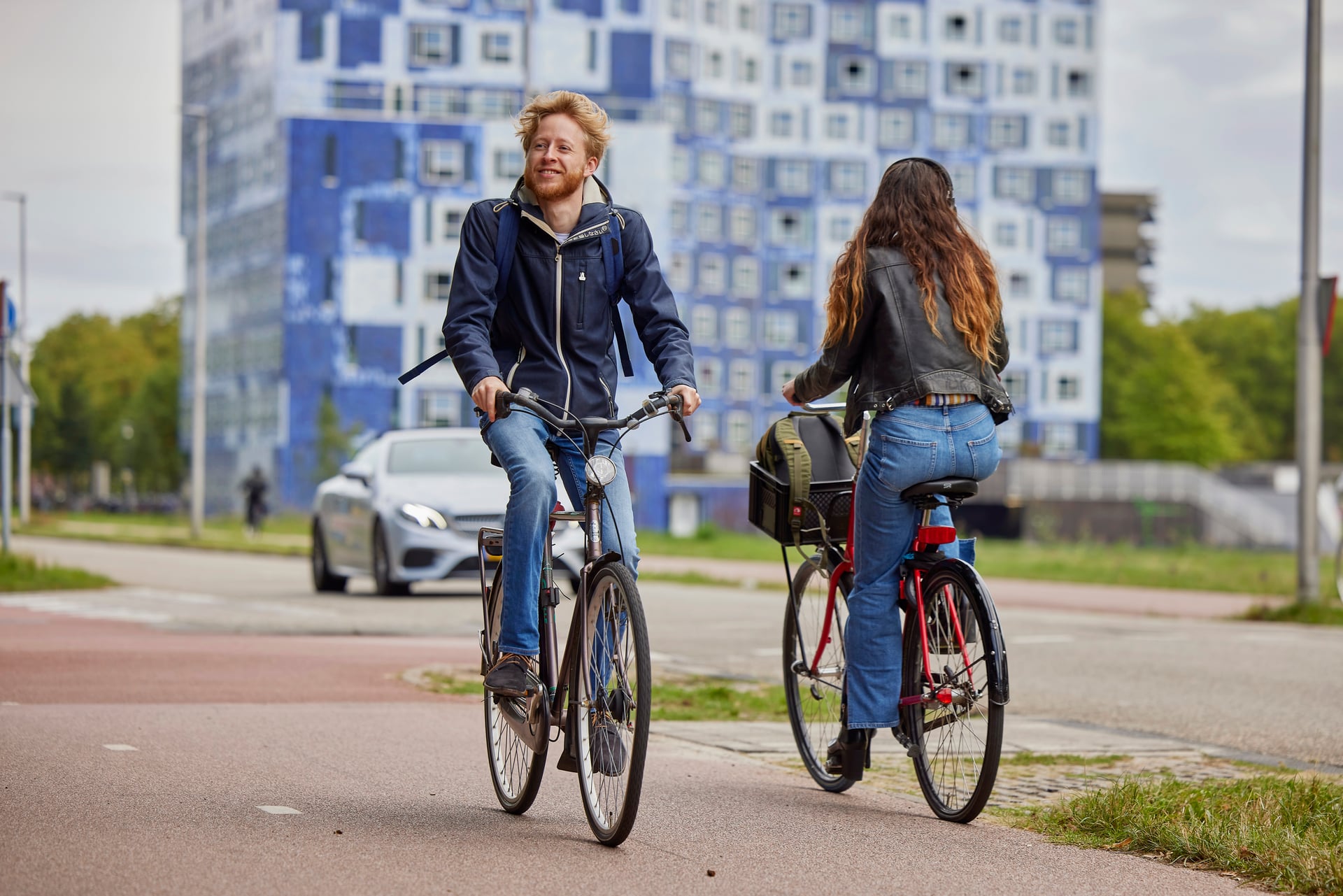 Meerdere fietsers rijden over een fietspad door de stad