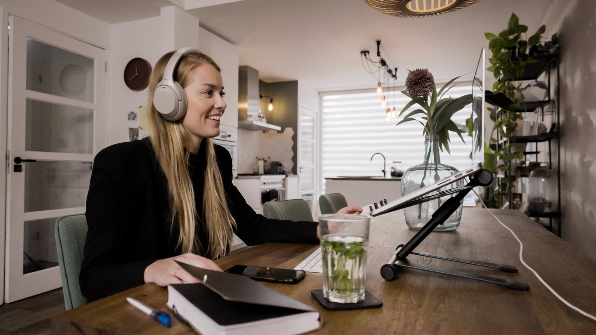 Een medewerker van Triodos is aan het thuiswerken