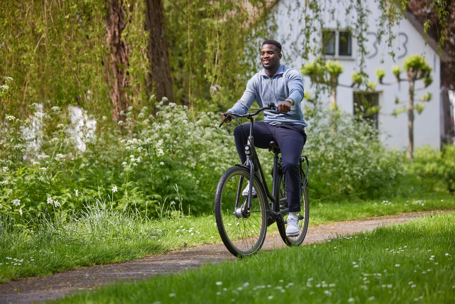 Man fietst door een park.