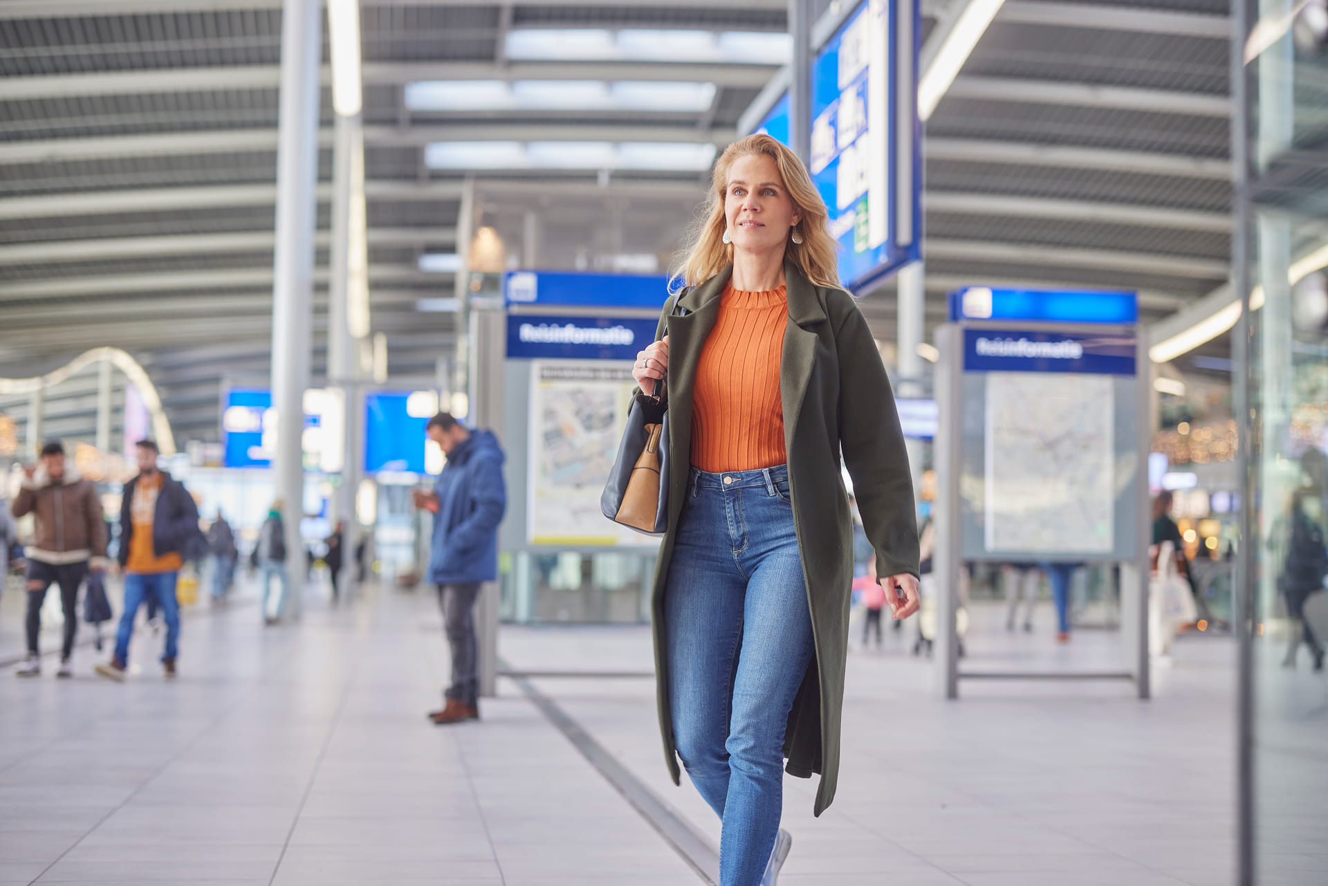 Een vrouw loopt op centraal station Utrecht