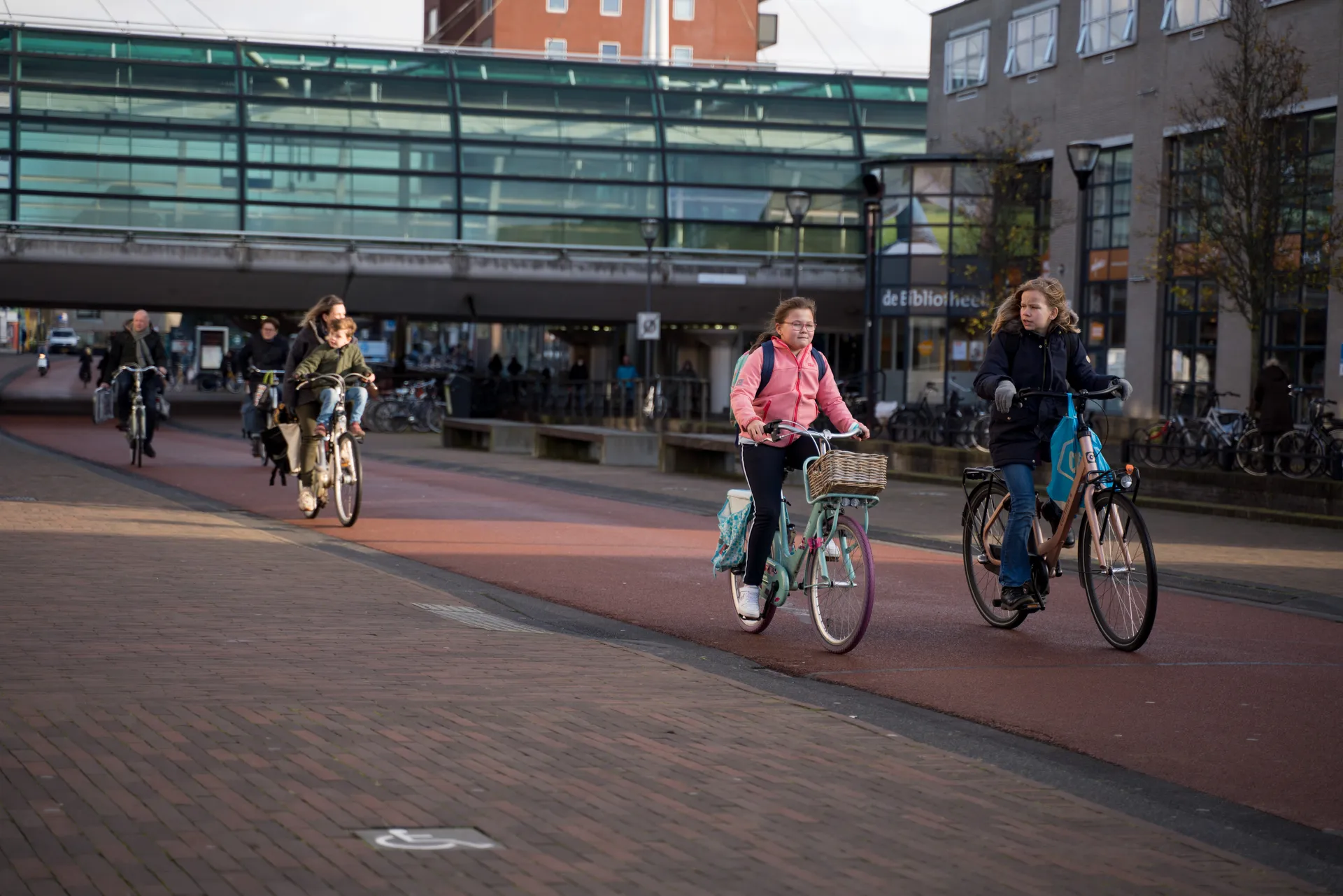 Fietsers fietsen onder het spoor door in Houten