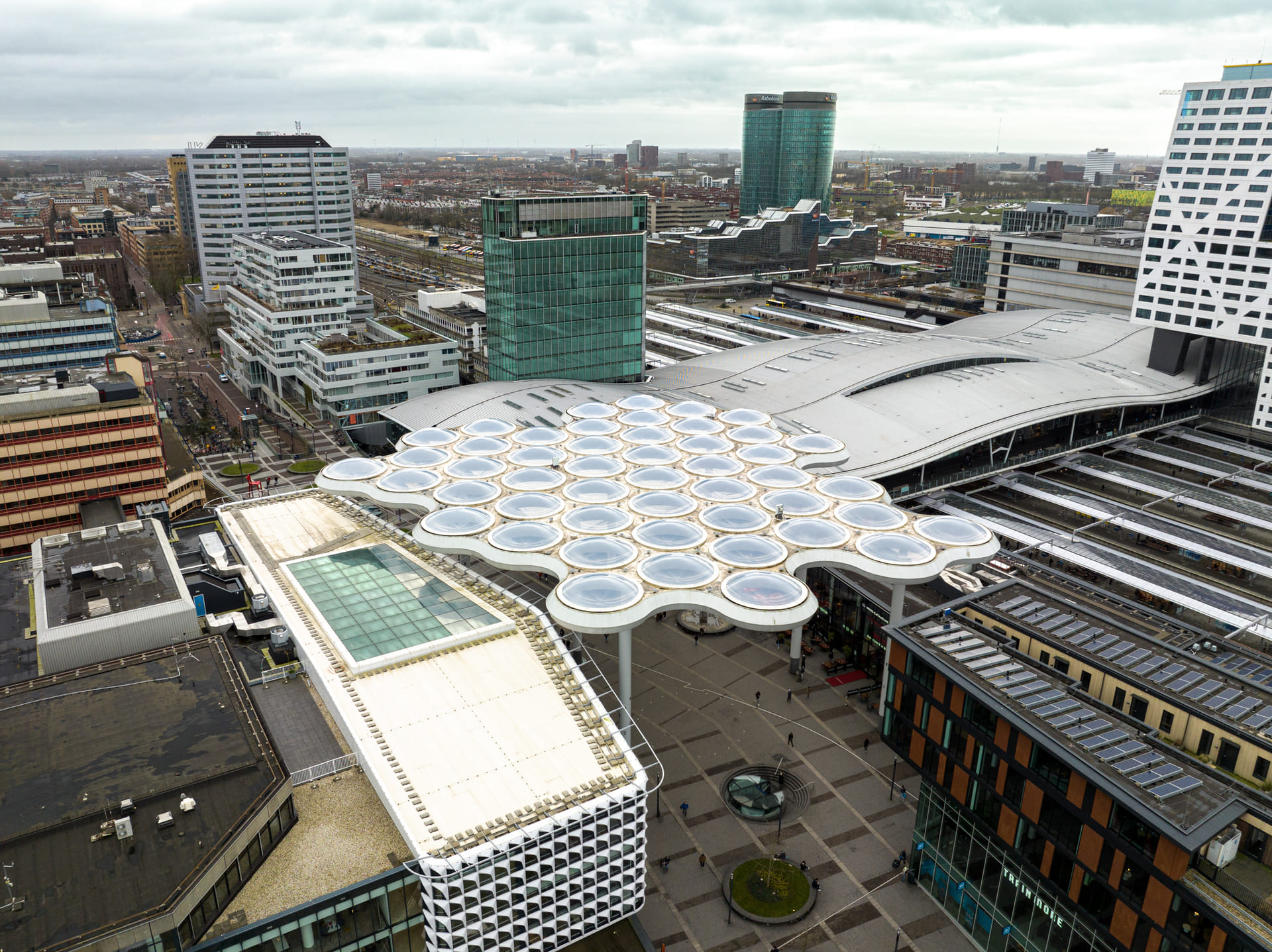 Drone beeld van bovenaf gemaakt van het Stationsplein
