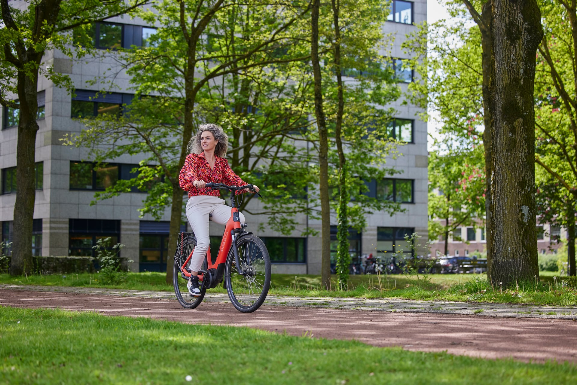 Vrouw fietst op een deelfiets.