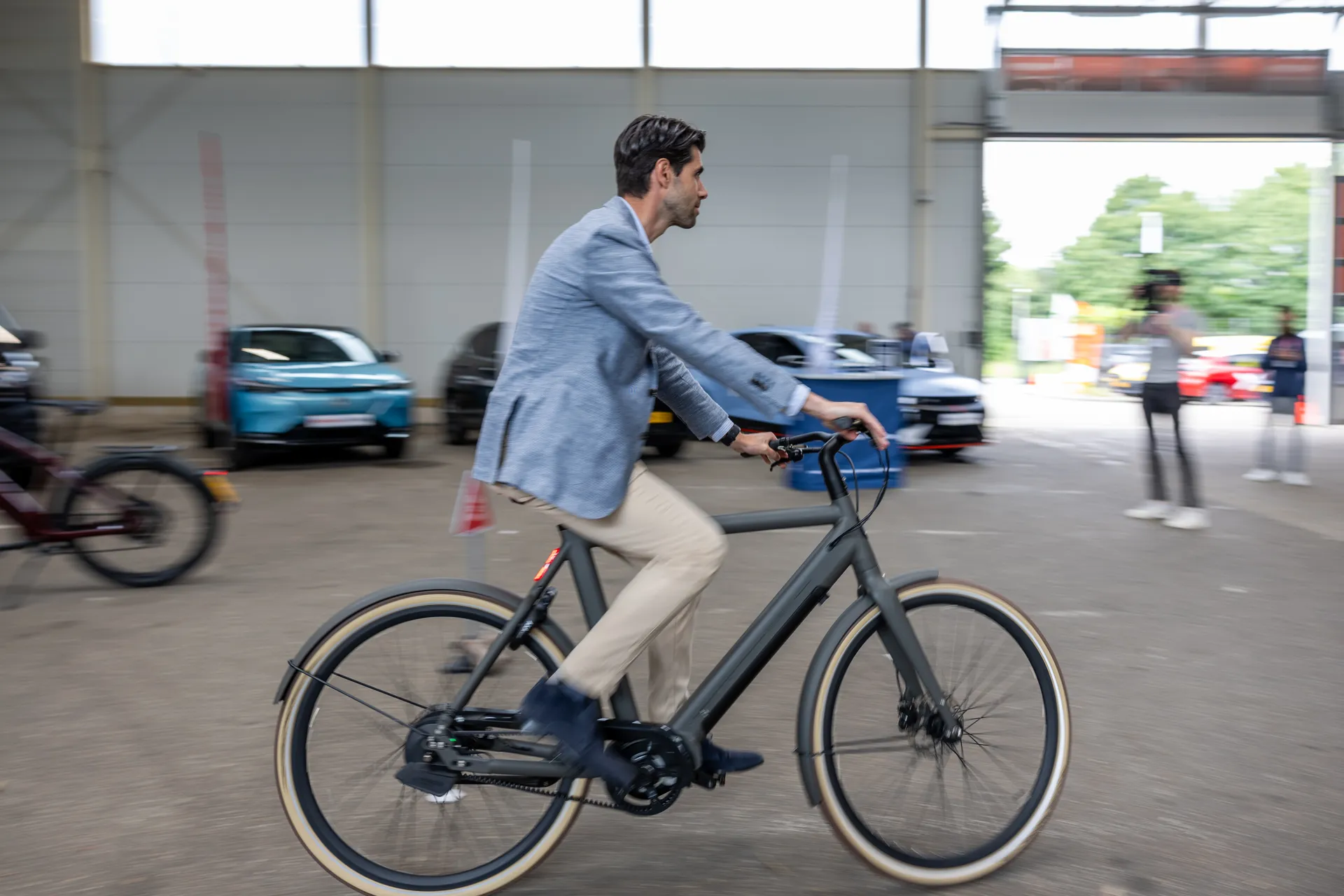Een man fietst op een e-bike