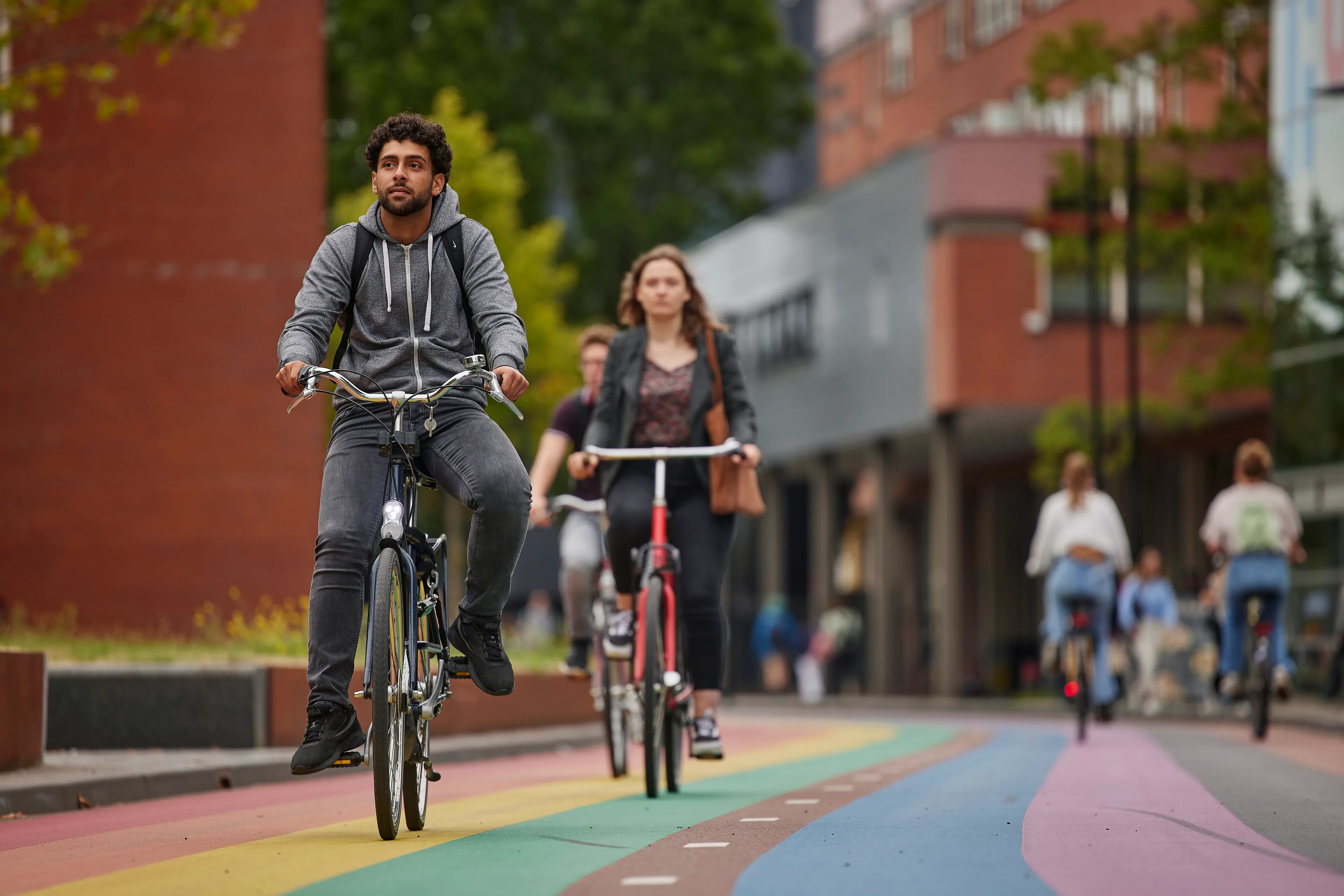 Meerdere fietsers rijden over een fietspad door de stad