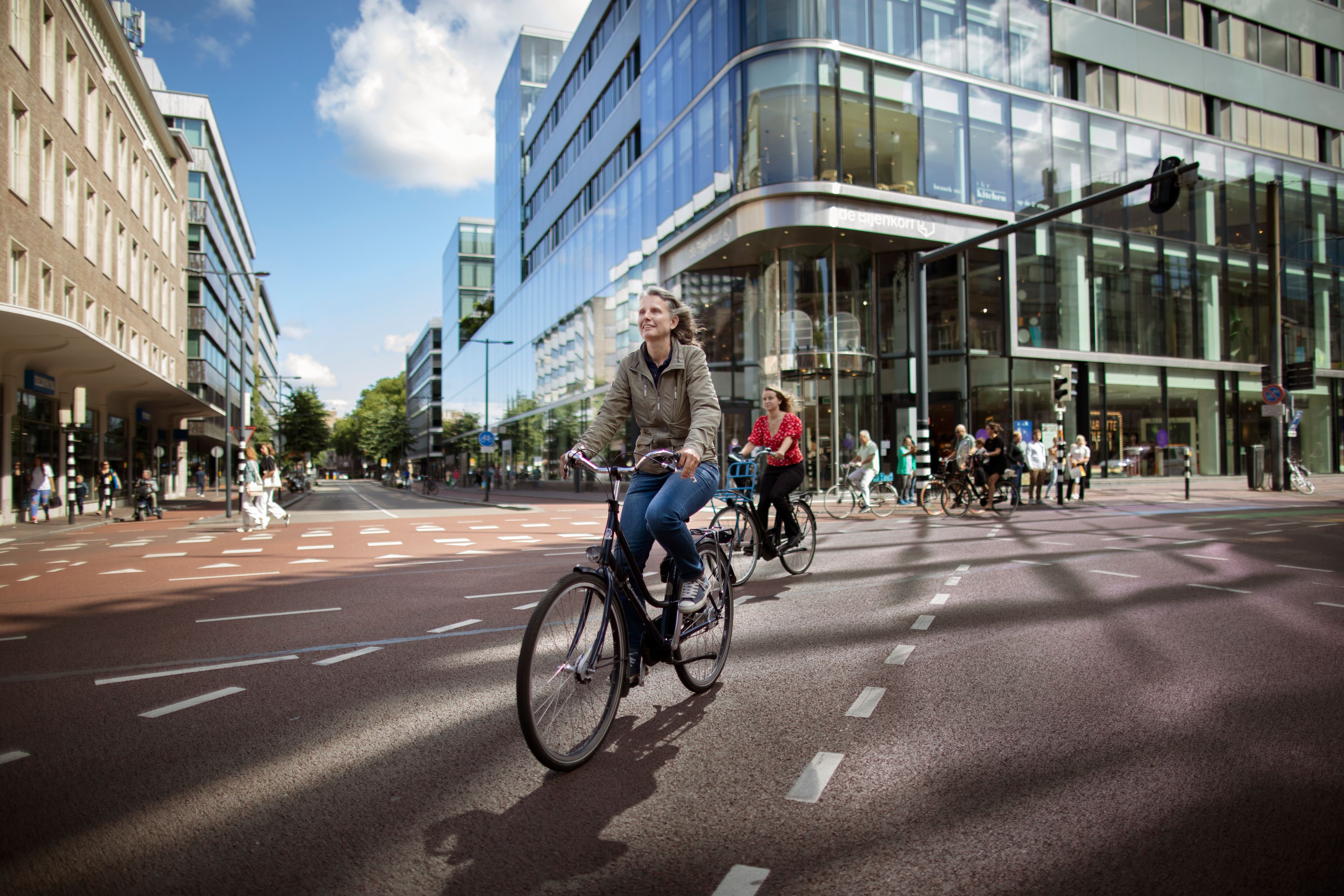 Vrouw fietst door de stad