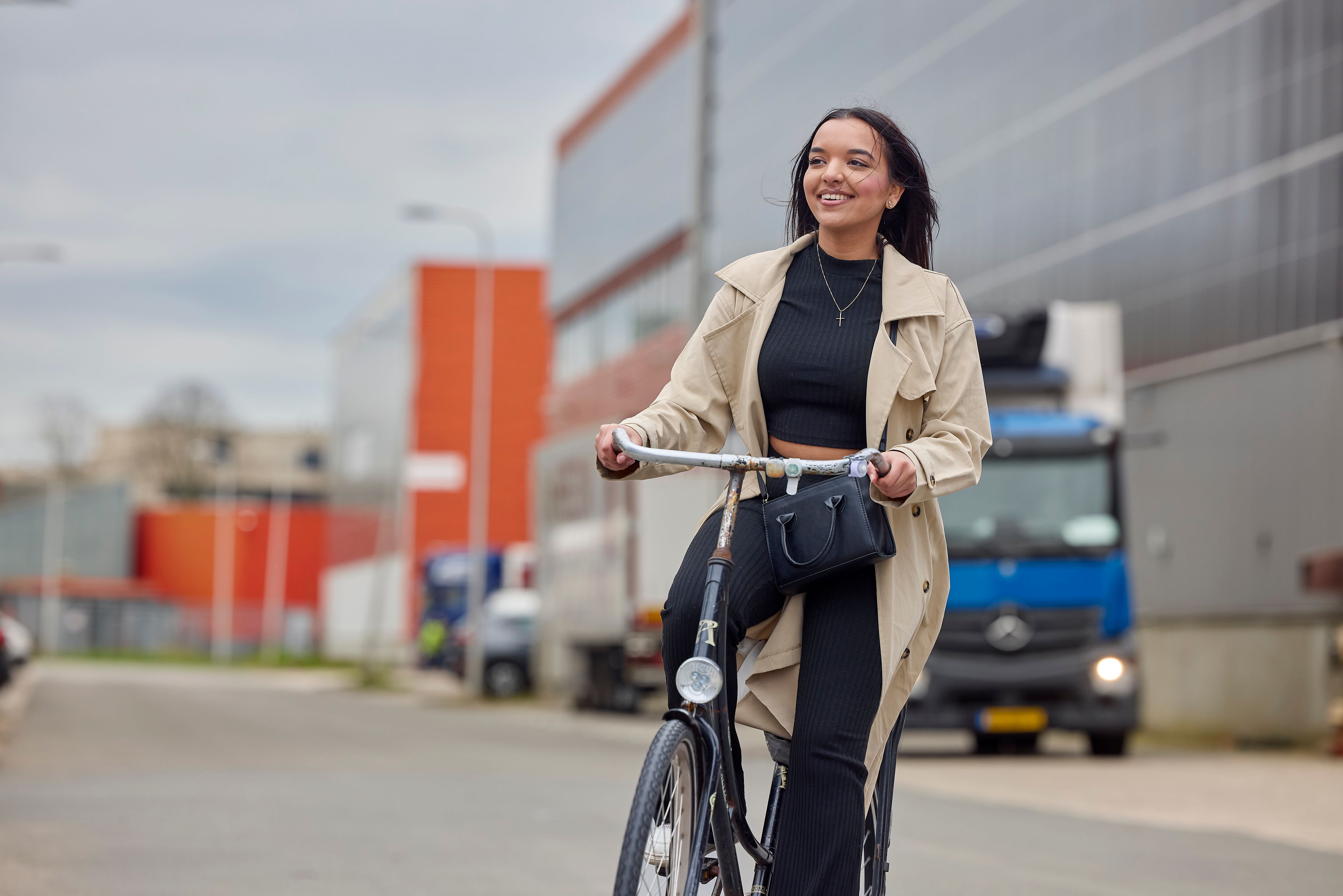 Je ziet een student op een eigen fiets op industrieterrein Lage Weide