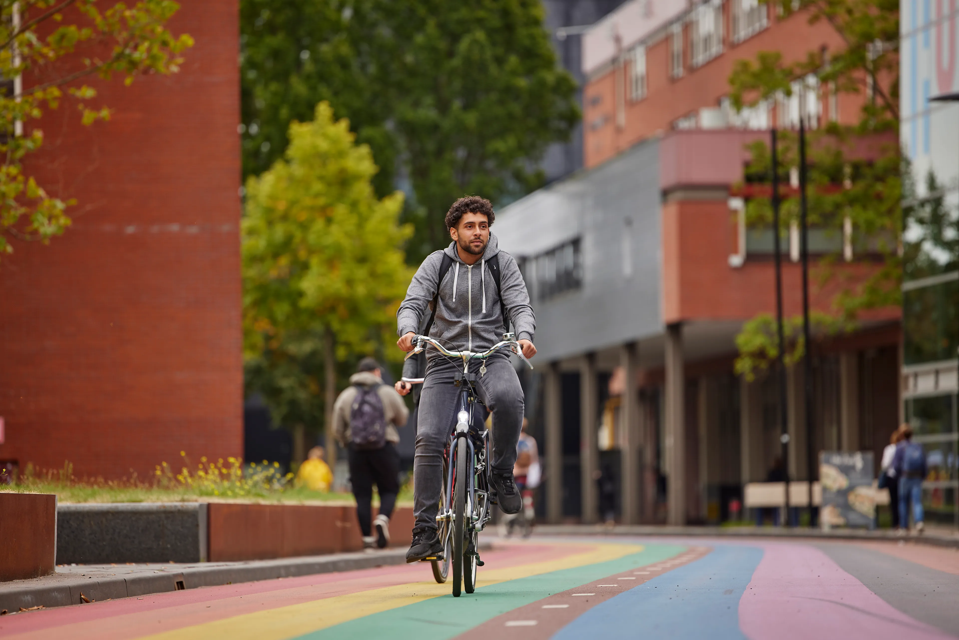 Een fietser rijdt over een fietspad door de stad
