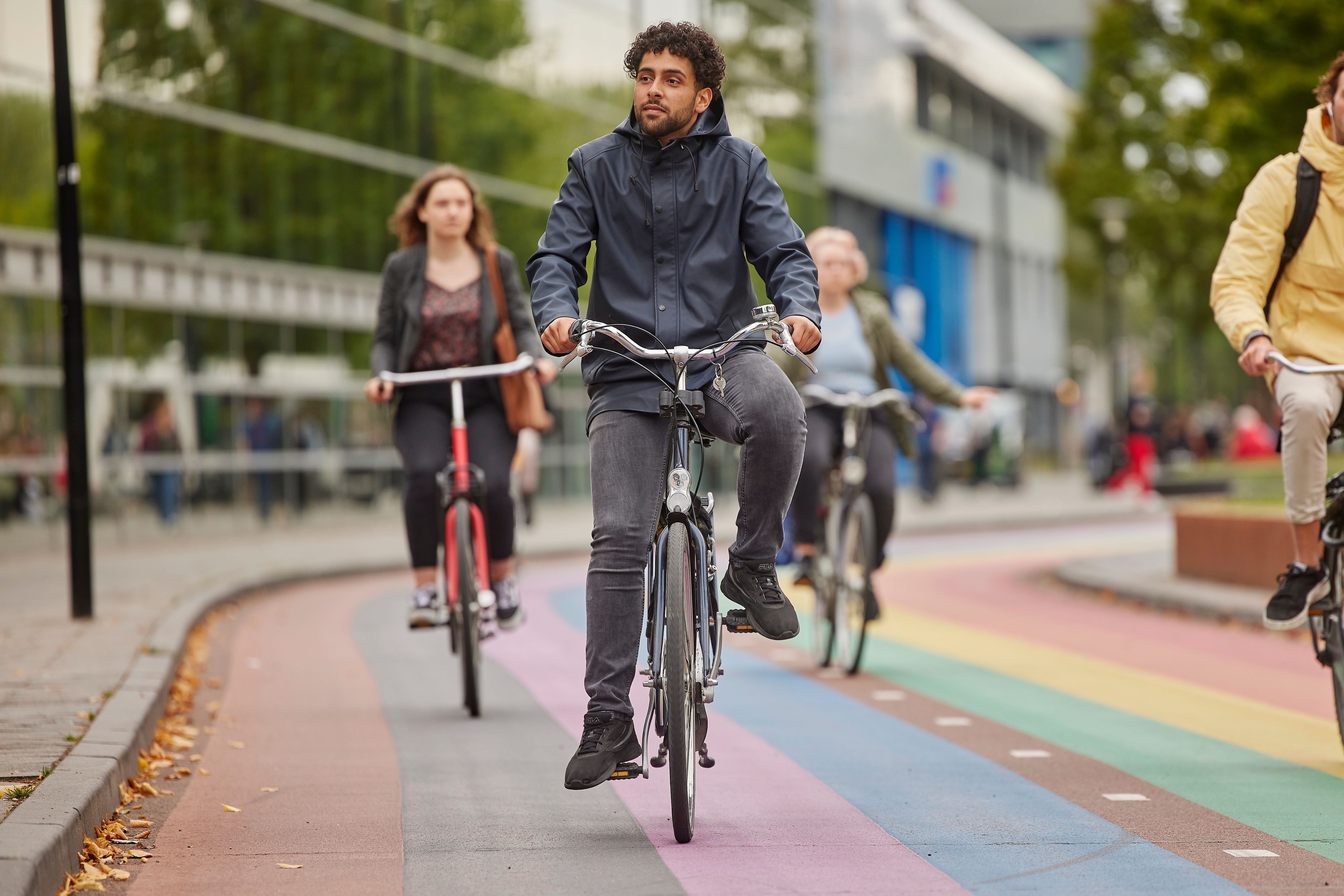 Meerdere fietsers rijden over een fietspad door de stad
